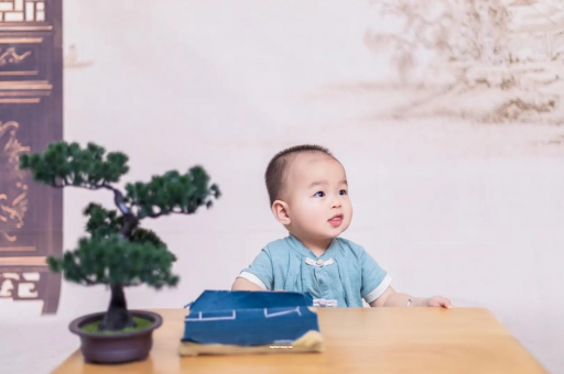 果洛怀孕肚子中间凹两边凸